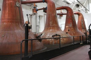 大铜蒸馏器在灵酒厂。